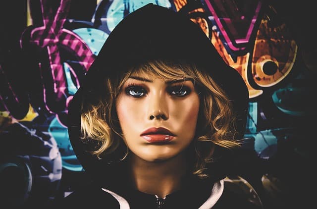 Essential Tips for Aspiring Models to Stand Out in a Competitive Market